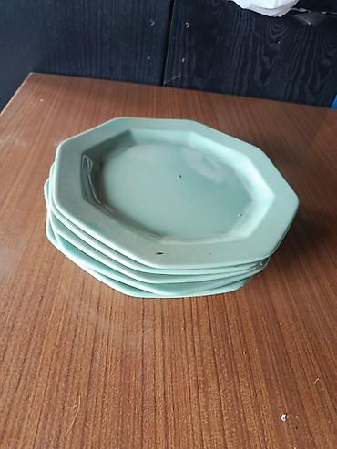 metalac case i solje: Set od 5 tanjira – osmostrani, pastelno zelene boje. - Materijal — 1