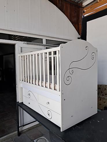 sade mebeller: Oğlan və qız üçün, İşlənmiş, Dördbucaq, Beşik, Matras ilə, Yellənmə mexanizmsiz — 1