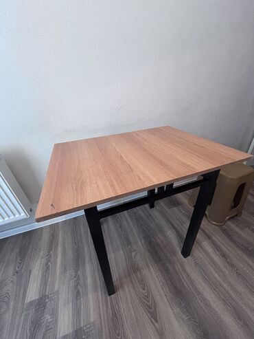 Мебель: Кухонный стол, Б/у, Нераскладной, Квадратный стол