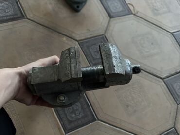 Тиски: 4 штук Тиски СССР Две маленькие! По 4000 сом Один средний. 8000сом — 6