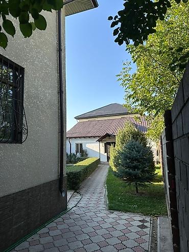 Продажа коттеджей и домов: Просторный двухэтажный дом с ухоженным зеленым участком. - — 9