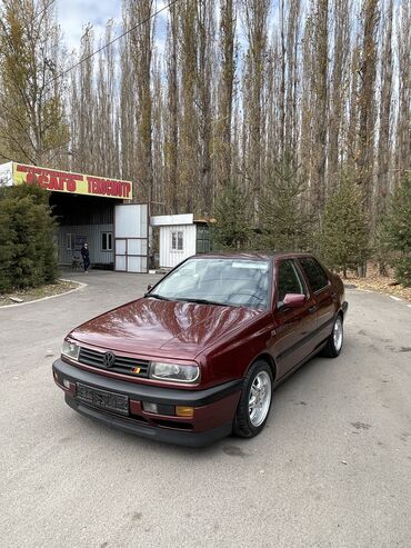 экономичный авто: Volkswagen Vento: 1993 г., 1.8 л, Механика, Бензин, Седан