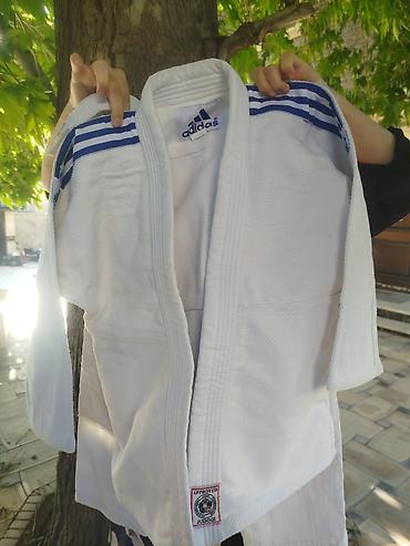 karate kimono: Adidas cüdo kimono üstü (judogi) - Rəng: ağ, mavi zolaqlı çiyin — 1