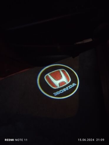 тэн для авто: Лазерный бренд для Хонды на двери. работают от пальчиковых батарей