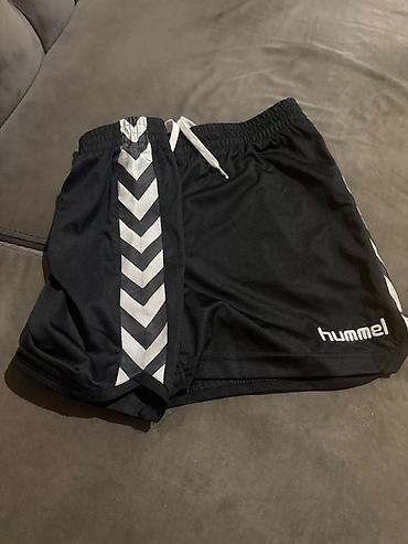 Hummel idman şortu - Rəng: qara, yan panellərdə ağ/boz “chevron” lalafo.az -da Hummel idman şortu - Rəng: qara, yan panellərdə ağ/boz “chevron”