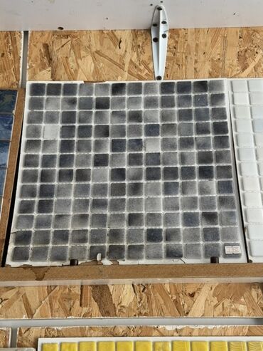 metla: Boz rəngli kiçik kvadrat formalı mozaika plitələri. Hər bir plitə