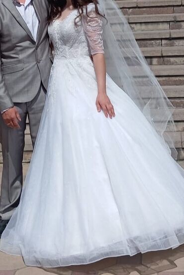 Свадебные платья: Продаю свадебное платье 
срочно
и букет невесты 700 сом