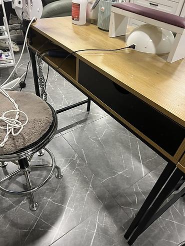 Офисная мебель на заказ: Minimalist iş masası – ağac teksturalı üst səth, qara metal karkas — 4