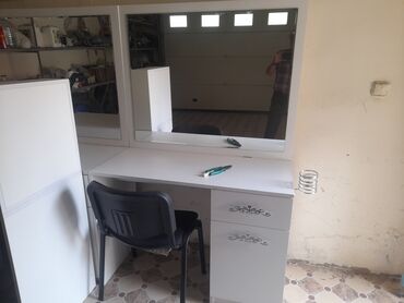 старые стулья: İşlənmiş, Makiyaj üçün masa, Güzgülü