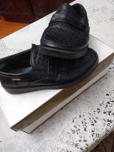 Uşaq ayaqqabıları: Makasinlər qara rəngdə .Hər biri 9man.32,31və27 razmerlər — 2