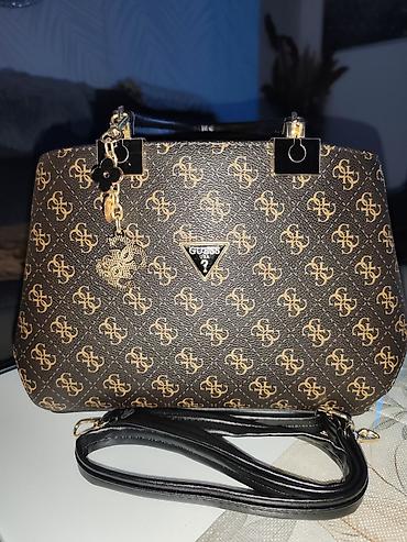 GUESS ženska torba – monogram print Novooo - Model: torba sa ručkama i na lalafo.rs GUESS ženska torba – monogram print Novooo - Model: torba sa ručkama i