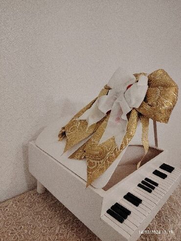 xonca satis: Dekor xonca piano satilir icine sokolad gul yigmaq olar toy nisan ve