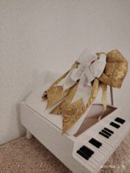 Xonça: Xonca piano satilir icine sokolad ve cicek qoyub hediyye etmek olar — 1