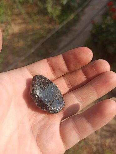 Digər kolleksiyalar: Təbii Obsidian daşı. Tamamilə təbii, emal olunmamış parlaq qara — 8