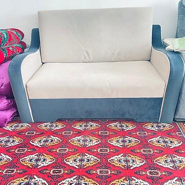 bed: Компактный диван-кровать с мягкой обивкой бежевого и синего цветов — 1