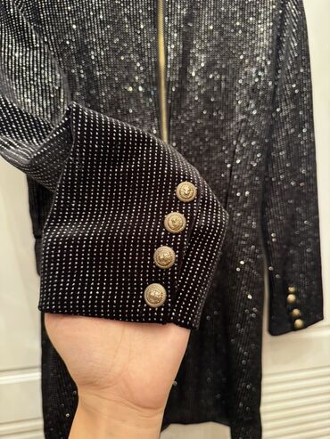 Ziyafət donları: Qara rəngdə, xırda parıltılı daşlarla bəzədilmiş qadın — 8