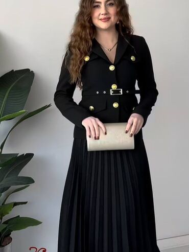 Dəstlər, kostyumlar: Qadın dəst – qızılı düyməli pencək və pliseli ətək - Model: İki — 6