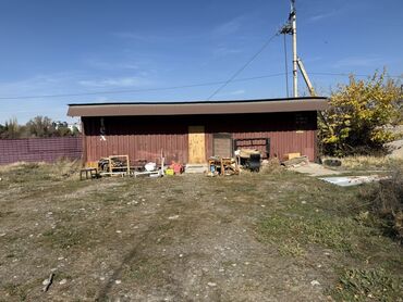 строим помещения из контейнеров: Металлический морской контейнер с пристроенной крышей и входной дверью