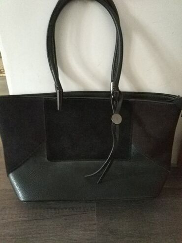 черная сумка женская: Продаю женскую сумку в хорошем качестве. Вместительная и удобная