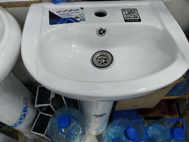 Ağ rəngdə, keramikadan hazırlanmış, ayaqlı hamam lavabosu. Bu lavabo