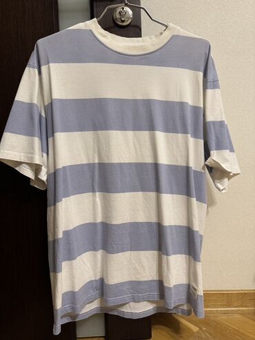 Baş geyimləri: Ağ-Mavi Zolaqlı T-shirt – M ölçü – 25 AZN Pool & Beer brendli, ağ