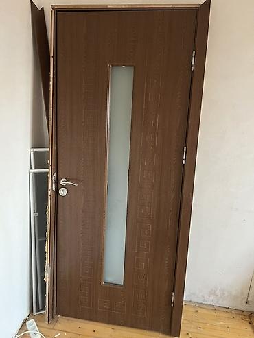 Ev və bağ: Otaq qapısı – taxta teksturalı, tünd qəhvəyi rəng. Ön səthdə oyma — 2