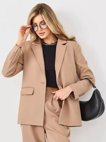 Брючные костюмы: Женский костюм-двойка в стиле smart-casual, цвет бежевый (капучино)