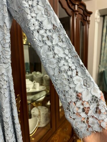 вечерние платья с болеро: Изящное кружевное платье светло-голубого цвета с длинными рукавами