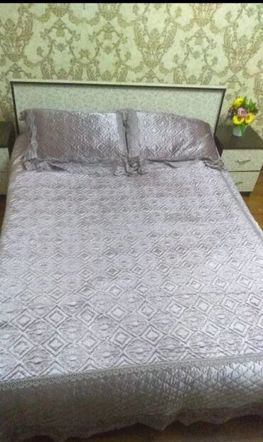 металлическая кровать: Спальный гарнитур, Двуспальная кровать, Шкаф, Комод, цвет - Бежевый, Б/у