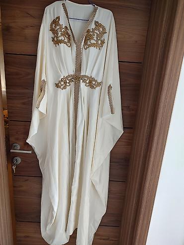 mega essen tials: Elegantna haljina/kaftan u boji šampanjca sa bogatim zlatnim vezom. - — 1