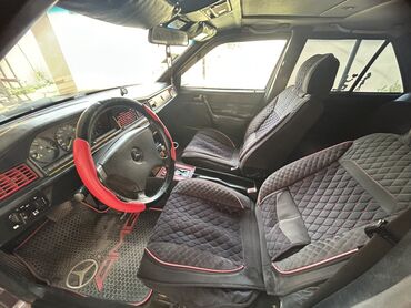 mersedes suretler qutusu: Mercedes-Benz 190E avtomobili. Avtomobil yaxşı vəziyyətdədir. Salon