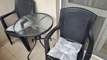 Setovi stolova i stolica: Balkonski set – sto i 2 stolice - Set sadrži: okrugli baštenski sto i — 14