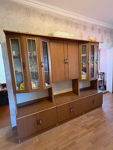 Klassik üslubda iri divar dolabı - Material: ağac teksturalı