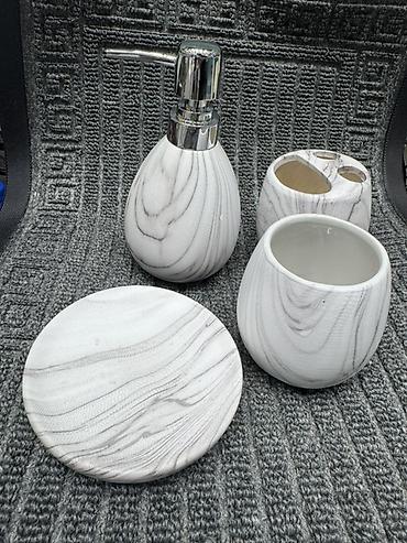 bed: Набор аксессуаров для ванной комнаты в мраморном стиле (4 предмета) — 1