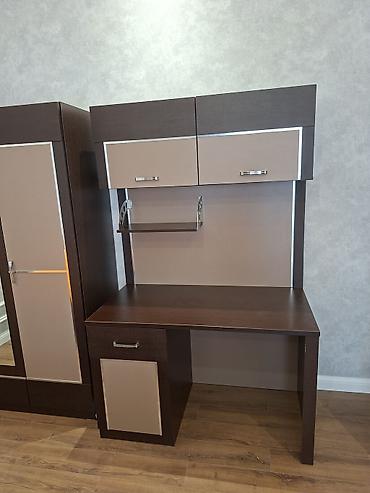 kompüter masa: Kompüter masası, İşlənmiş, Açılan, Laminat — 1