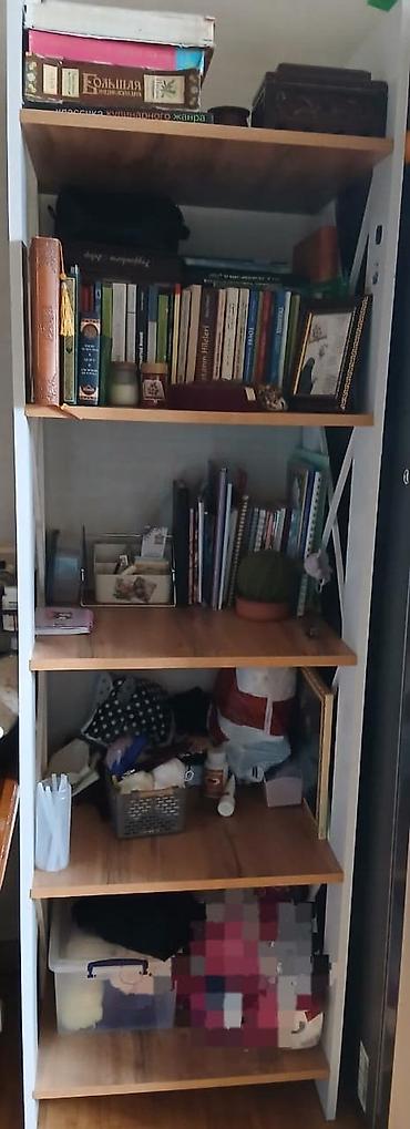 kitab skaflari: Ağ kənarlı, taxta rəfləri olan çoxrəfli şkaf. Kitab şkafı kimi və — 1