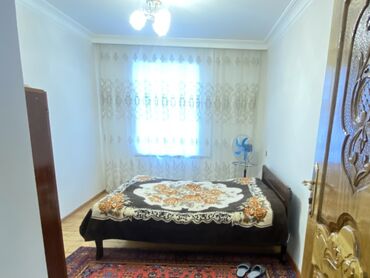 Köhnə tikili: 3 otaqlı rahat mənzil/interyer - Geniş qonaq otağı: divan, 6 nəfərlik — 1