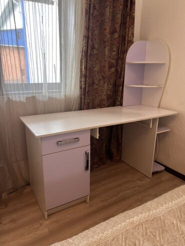 детскую мебель и парту: Письменный стол