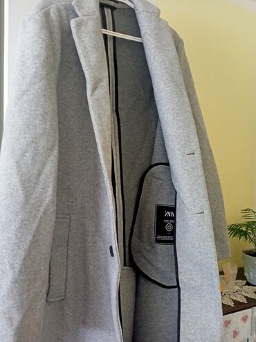 sivo odelo crna kosulja: Muški kaput Zara