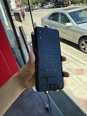 komputer ekran şəkilləri yüklə: Smartfon – qara rəngdə, timsah naxışlı arxa örtükli - Ekran: tam ön — 3