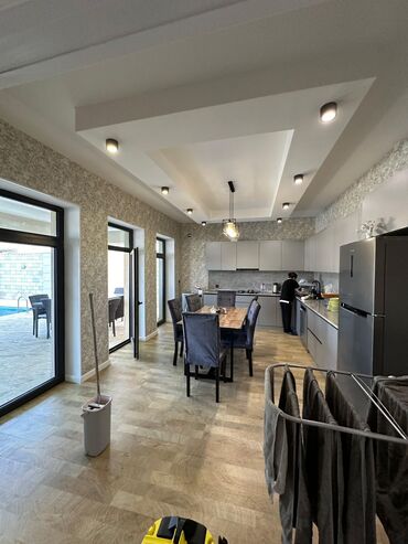 Hovuzlar: Hovuz olan həyət evi. Ərazidə istirahət üçün günəş çarpayıları, stol — 18