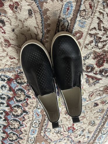 черная обувь: Продаю мокасины для девочек в отличном состояниипоносили раза 3-4