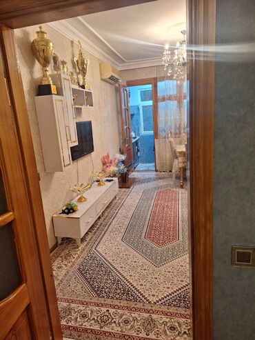 ищу квартиру с хозяйкой: Bakı, 2-ci mikrorayon, 3 otaqlı, Köhnə tikili, m. Memar Əcəmi, 55 kv. m