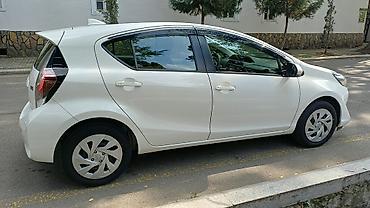 teker hava sensoru: Toyota Aqua hibrid hetçbek. Ağ rəngli кузов, 5 qapılı kompakt şəhər — 3