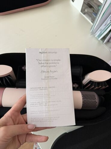 фен с диффузором: Стайлер Dyson Airwrap для волос, выполненный в розовом и бежевом