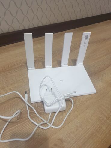усилитель сигнала wifi: Белый Wi-Fi роутер с четырьмя внешними антеннами, разработанный для