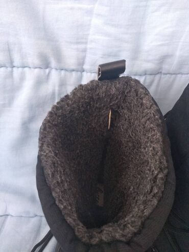 Čizme: Lusso cizme broj 38. Model je lep, sa pertlama, boja crna. Unutra su — 3