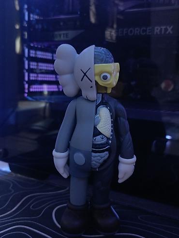40 ножки: Коллекционные фигурки KAWS Companion Высота каждой фигурки 18 см Идёт — 2