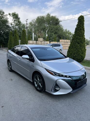 сдаётся авто с последующим выкупом: Toyota Prius: 2017 г., 1.8 л, Вариатор, Электромобиль, Хэтчбэк