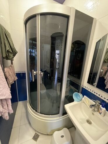 Çanaqlar, tülpanlar: Oval formalı qara rəngli arxa panelləri və şəffaf şüşə qapıları olan